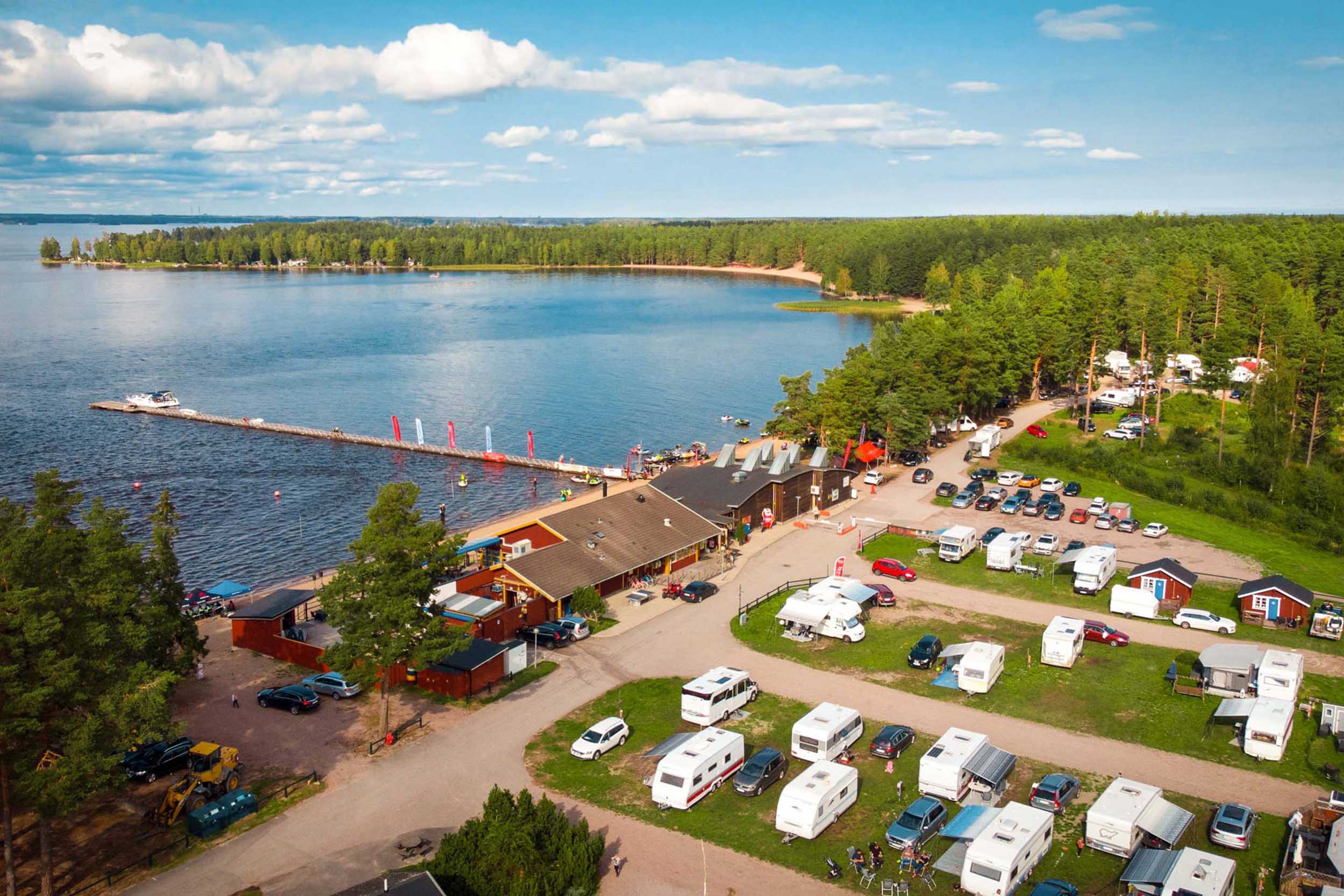 Flygbild från Strandbadens camping och Storsjön i Årsunda